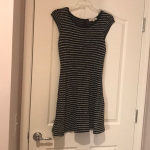 Black/white cap sleeve dress